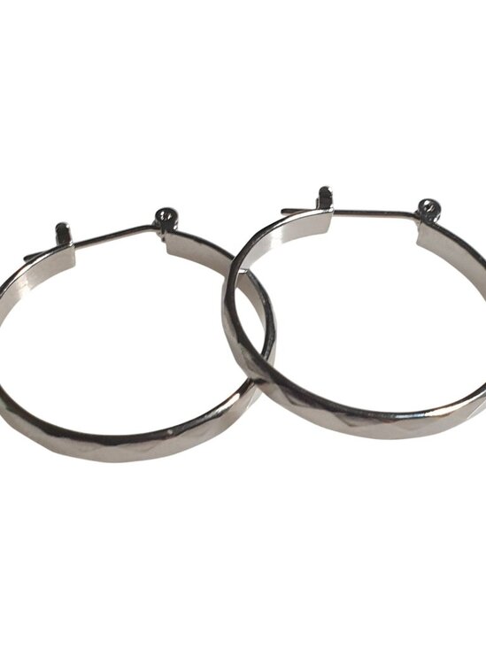 Silver Tone Hoop Earrings Lightweight Round Faceted Texture Secure Latch Back - Picture 1 of 4